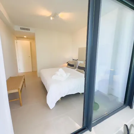 On The Golden Mile 아파트