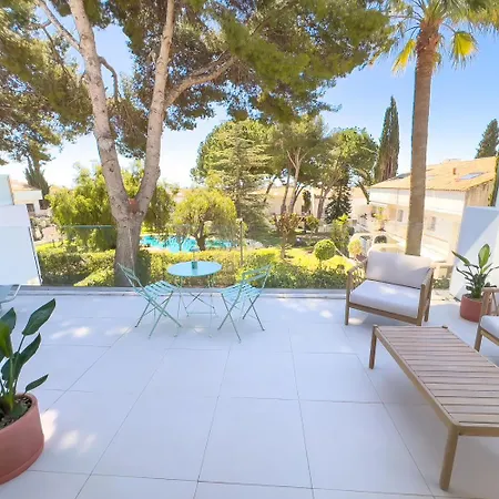 On The Golden Mile 아파트 *